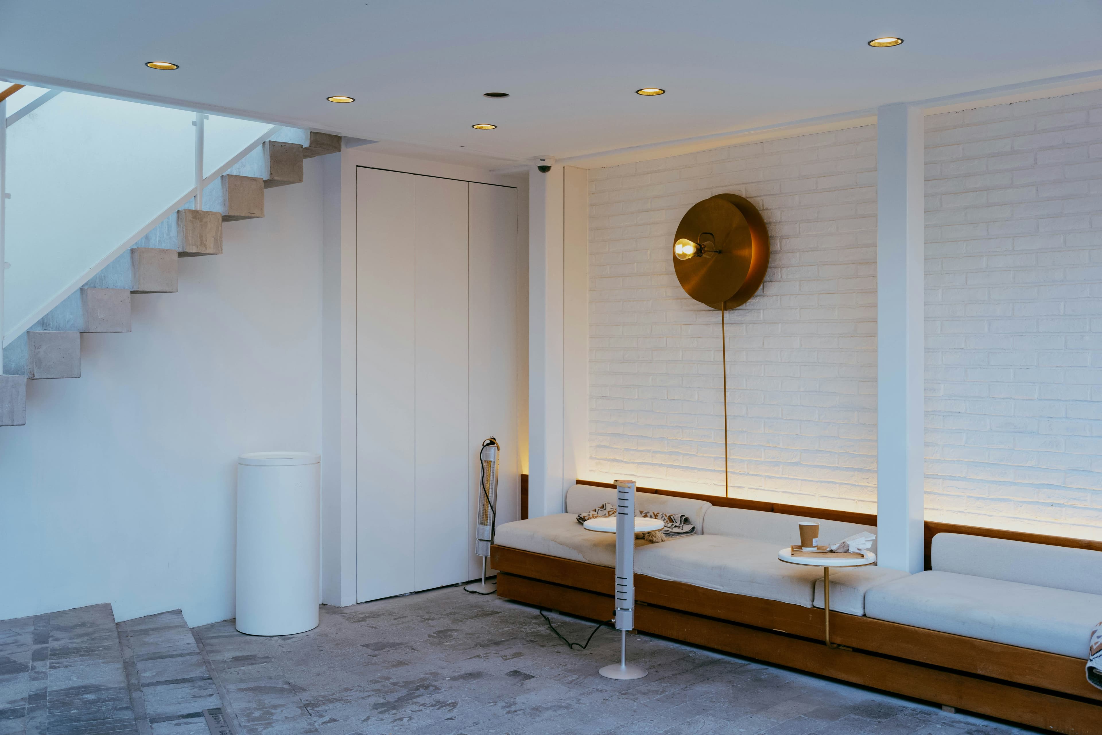 Strak afgewerkte, moderne woonkamer met gladde wanden